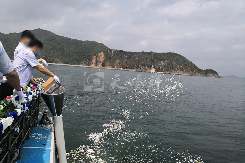 在天津海举办海葬仪式